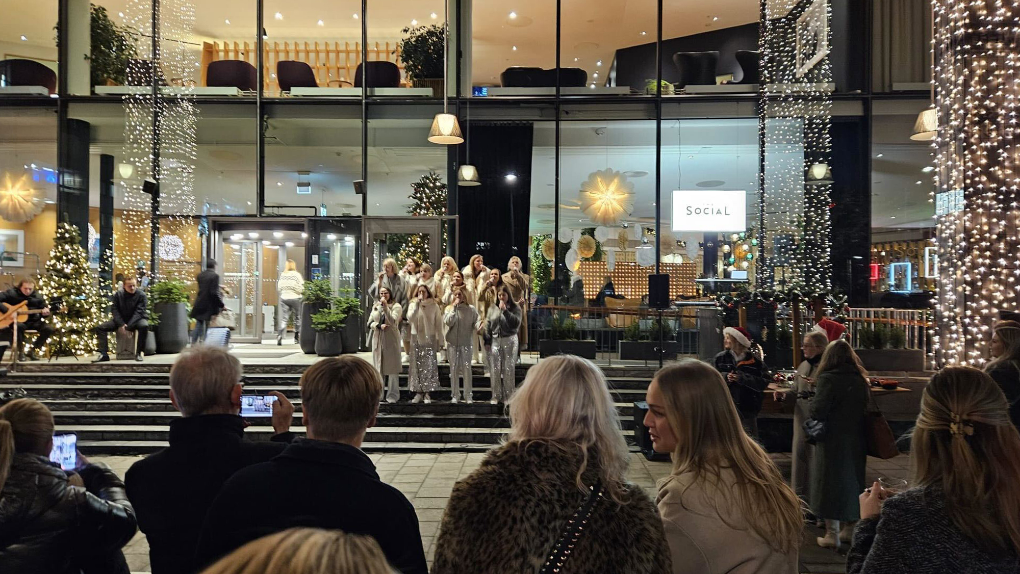 Featured image for “Gig på Clarion Hotel Sign – ljuständning och julstart i city”